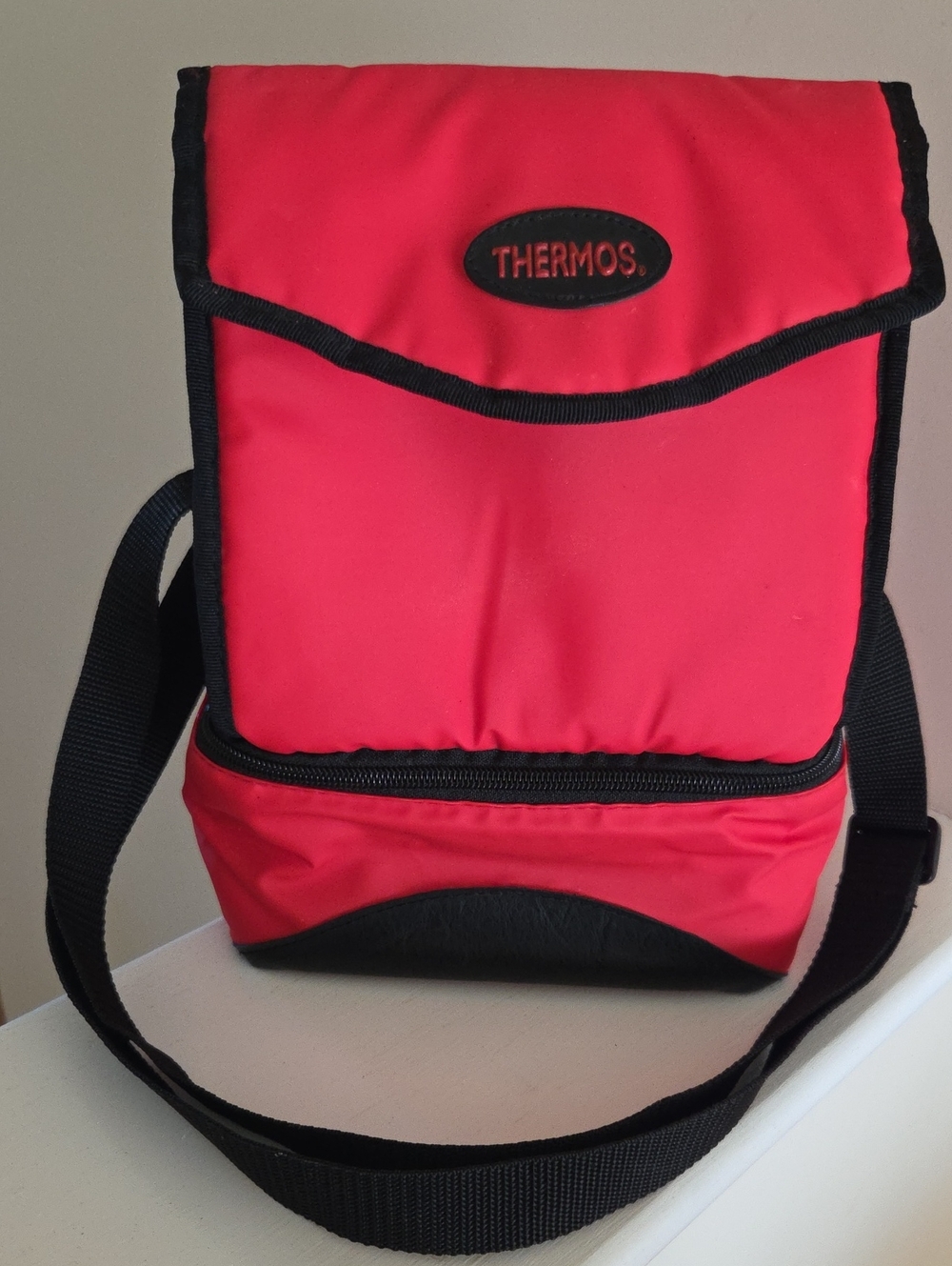 Thermos Red and Black Crossbody Insulated Lunch Bag